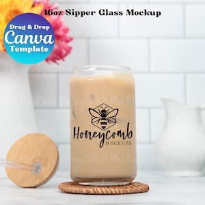 Könnte beinhalten: Ein 473 ml großer, durchsichtiger Glas-Trinkbecher mit Strohhalm und Deckel. Das Glas ist mit einem hellbraunen Getränk gefüllt und trägt ein schwarzes Bienenlogo mit dem Text "Honeycomb Mockups".