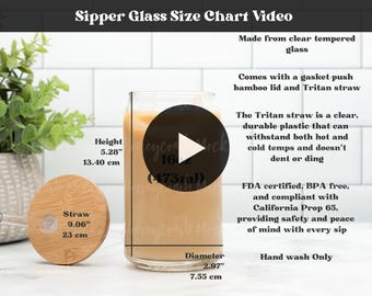 Puede incluir: Un vaso de vidrio templado transparente con una bebida beige, tapa de bambú y pajita de Tritan. El texto indica dimensiones: 13,40 cm de altura, 7,55 cm de diámetro y pajita de 23 cm. Incluye información de seguridad y cuidados.