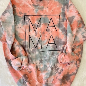 Sudadera teñida con texto &quot;Mamá&quot;, sudadera teñida con texto, camiseta de mamá, sudadera de mamá, regalo para ella