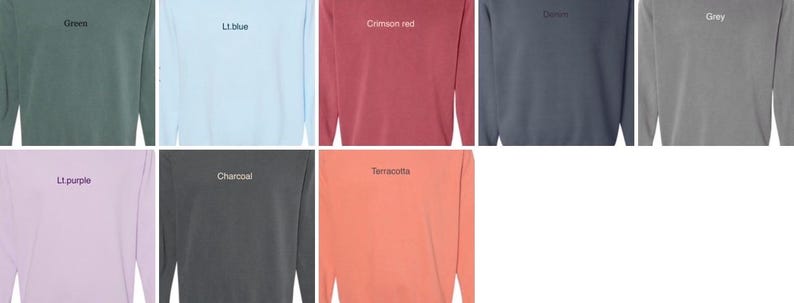 Puede incluir: Nueve sudaderas de manga larga en varios colores, incluyendo verde, azul claro, rojo carmes&iacute;, gris, morado claro, carb&oacute;n, terracota y azul marino. Cada sudadera tiene una peque&ntilde;a etiqueta de texto bordada en la parte delantera.
