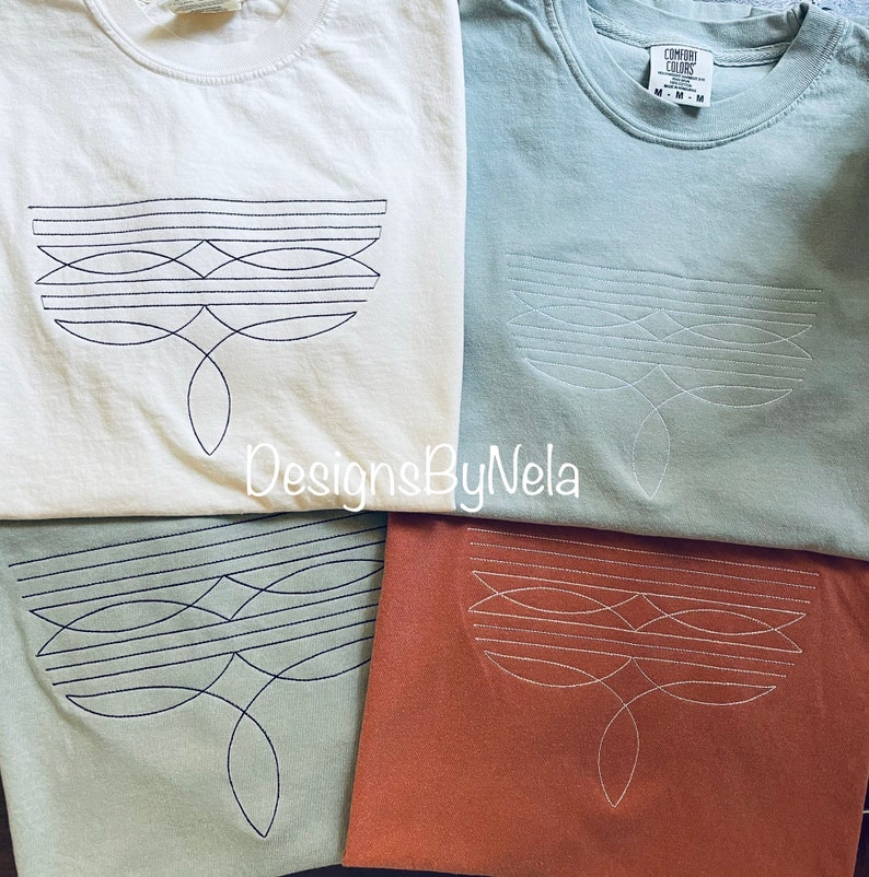 Puede incluir: Cuatro camisetas con un dise&ntilde;o geom&eacute;trico bordado en la parte delantera. Las camisetas son de color blanco, azul claro, verde claro y &oacute;xido.