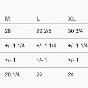 K&ouml;nnte beinhalten: Eine Tabelle mit den fertigen Ma&szlig;en f&uuml;r ein Kleidungsst&uuml;ck in den Gr&ouml;&szlig;en S bis 4XL. Die Tabelle enth&auml;lt die Ma&szlig;e f&uuml;r die K&ouml;rperl&auml;nge, die K&ouml;rperl&auml;ngentoleranz, die Brusttoleranz und die Brustweite flach liegend. Die Ma&szlig;e sind in Zoll.
