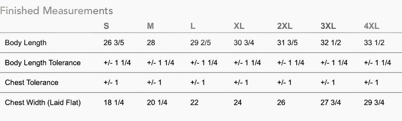 K&ouml;nnte beinhalten: Eine Tabelle mit den fertigen Ma&szlig;en f&uuml;r ein Kleidungsst&uuml;ck in den Gr&ouml;&szlig;en S bis 4XL. Die Tabelle enth&auml;lt die Ma&szlig;e f&uuml;r die K&ouml;rperl&auml;nge, die K&ouml;rperl&auml;ngentoleranz, die Brusttoleranz und die Brustweite flach liegend. Die Ma&szlig;e sind in Zoll.