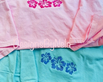 besticktes Hibiskus Blumen T-Shirt, Hawaiihemd, Sommerhemd, Sunkissed, Boho-Hemd, trendiges T-Shirt, Geschenk für Sie