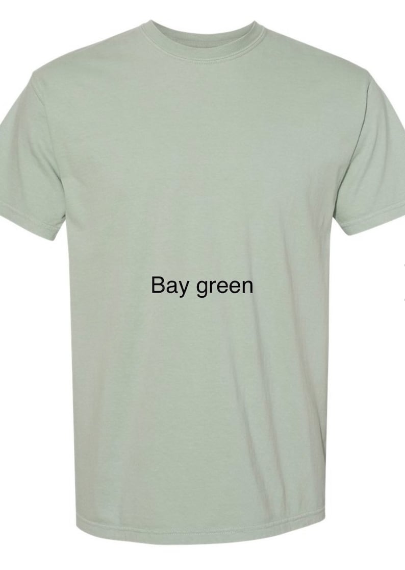 K&ouml;nnte beinhalten: Ein einfarbiges, kurz&auml;rmeliges T-Shirt in der Farbe Hellgr&uuml;n, genannt "Bay green".