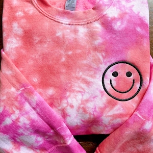 Sudadera con cara feliz bordada con efecto tie-dye, camisa con efecto tie-dye bordada, sudadera con sonrisa bordada, ropa con cara feliz, suéter con vibraciones positivas