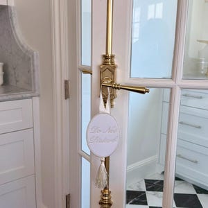 Broderad dörrhandtagstofs | Personlig dörrhandtagshängare | Franskinspirerad heminredning | Elegant dörrhängare | Dörrskylt för sovrum