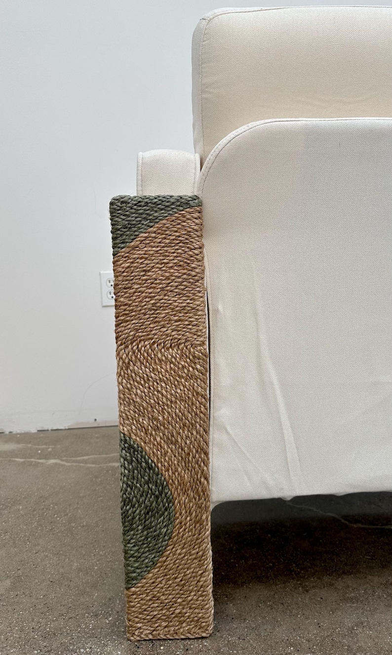 Pode incluir: Uma poltrona de tecido branco com uma base de corda tran&ccedil;ada. A corda &eacute; uma mistura de cores castanho natural e verde.