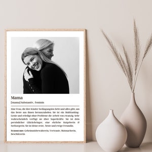 May include: Black and white photo of two women hugging. The photo is framed and has a white background. The text below the photo reads: "Mama ['mama] Substantiv, feminin Eine Frau, die ihre Kinder bedingungslos liebt und alles gibt, um das Beste aus ihnen herauszuholen. Sie ist ein Multitasking Genie und erledigt ohne Probleme die Arbeit von zwanzig. Sehr wahrscheinlich verf&uuml;gt sie &uuml;ber Superkr&auml;fte. Sie ist dein pers&ouml;nlicher Gl&uuml;cksbringer, eine ehrliche Ratgeberin & Seelsorgerin. Sie ist deine erste, beste und ewige Freundin. Synonyme: Geheimnisbewahrerin, Vertraute, Mutmacherin. Besch&uuml;tzerin"