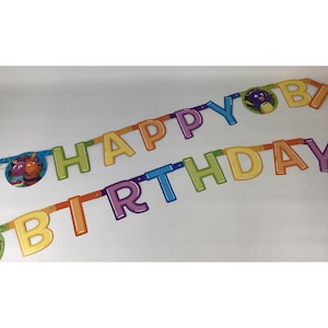 Puede incluir: Dos coloridas pancartas de cumpleaños. La pancarta superior dice "HAPPY" en letras de colores del arcoíris. La pancarta inferior dice "BIRTHDAY" en letras de colores del arcoíris. Cada pancarta tiene un personaje de dibujos animados en cada extremo.