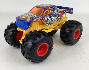 Hot Wheels Monster Trucks Skeleton Crew 1:24 Scale Diecast Truck 8" Large