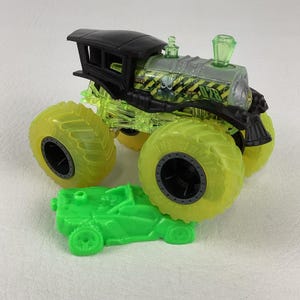 Hot Wheels Monster Trucks Loco Punk Diecast Vehicle Connect Crash Car Bunde 1:64