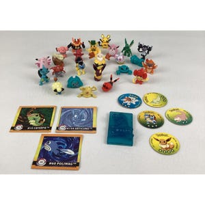 Set di miniature Pokémon in PVC, dischi da battaglia vintage, Pogs e adesivi anni '90.