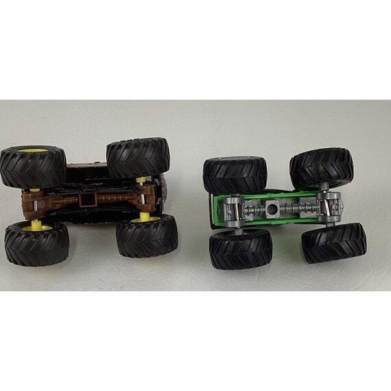ホットウィール モンスタージャム グレイブディガー サンダーバス ダイ