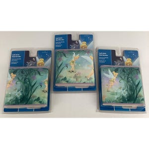 Puede incluir: Tres paquetes de borde de pared autoadhesivo con Tinkerbell del 'Mundo Maravilloso de Disney'. Cada paquete tiene un diseño diferente con Tinkerbell volando en un entorno de bosque.