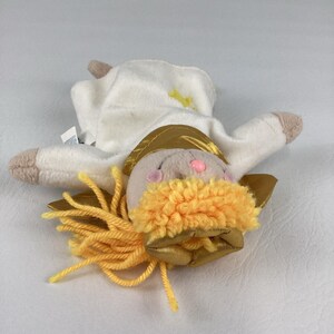 Puede incluir: Una taza de cer&aacute;mica blanca con un asa negra y el texto "But First, Coffee" en negro, en negrita. La taza est&aacute; sobre una superficie blanca.