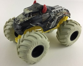 Hot Wheels Monster Jam Steer Clear Bull Truck 1:24 Die cast Metal White Tires