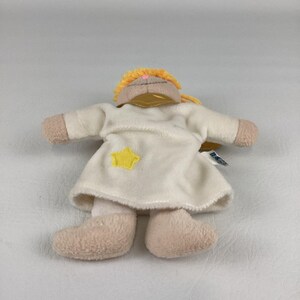 Puede incluir: Una taza de cer&aacute;mica blanca con un asa negra y el texto "But First, Coffee" en negrita negra. La taza se encuentra sobre un fondo neutro, resaltando su dise&ntilde;o sencillo.