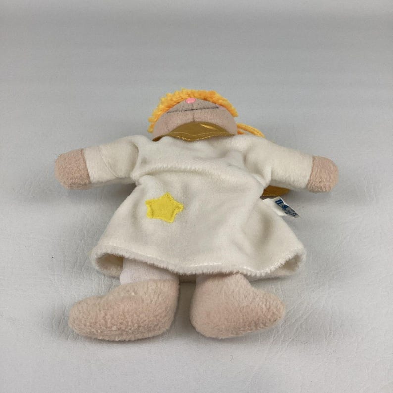 Puede incluir: Una taza de cer&aacute;mica blanca con un asa negra y el texto "But First, Coffee" en negrita negra. La taza se encuentra sobre un fondo neutro, resaltando su dise&ntilde;o sencillo.