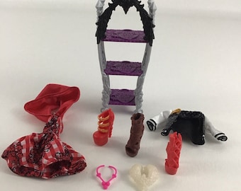 Ever After High Raven Queen Shelf Lote de accesorios Ropa Zapatos Chaqueta Mattel