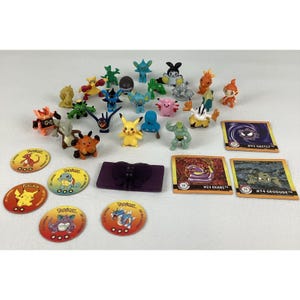 Set di miniature Pokémon in PVC, dischi da battaglia vintage, Pogs e adesivi anni '90.