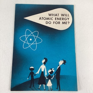 Puede incluir: Una impresión rectangular de estilo vintage con fondo azul, un símbolo atómico blanco y una familia de cuatro personas mirando hacia arriba. Un globo de texto blanco en la parte superior contiene el texto negro: WHAT WILL ATOMIC ENERGY DO FOR ME?