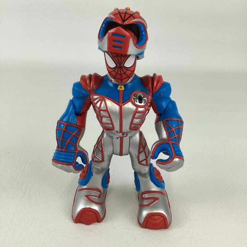 Puede incluir: Figura de acci&oacute;n de Spider-Man con armadura roja, azul y plateada. La figura tiene un casco y un emblema de ara&ntilde;a en el pecho. La figura mide aproximadamente 15 cm de altura.