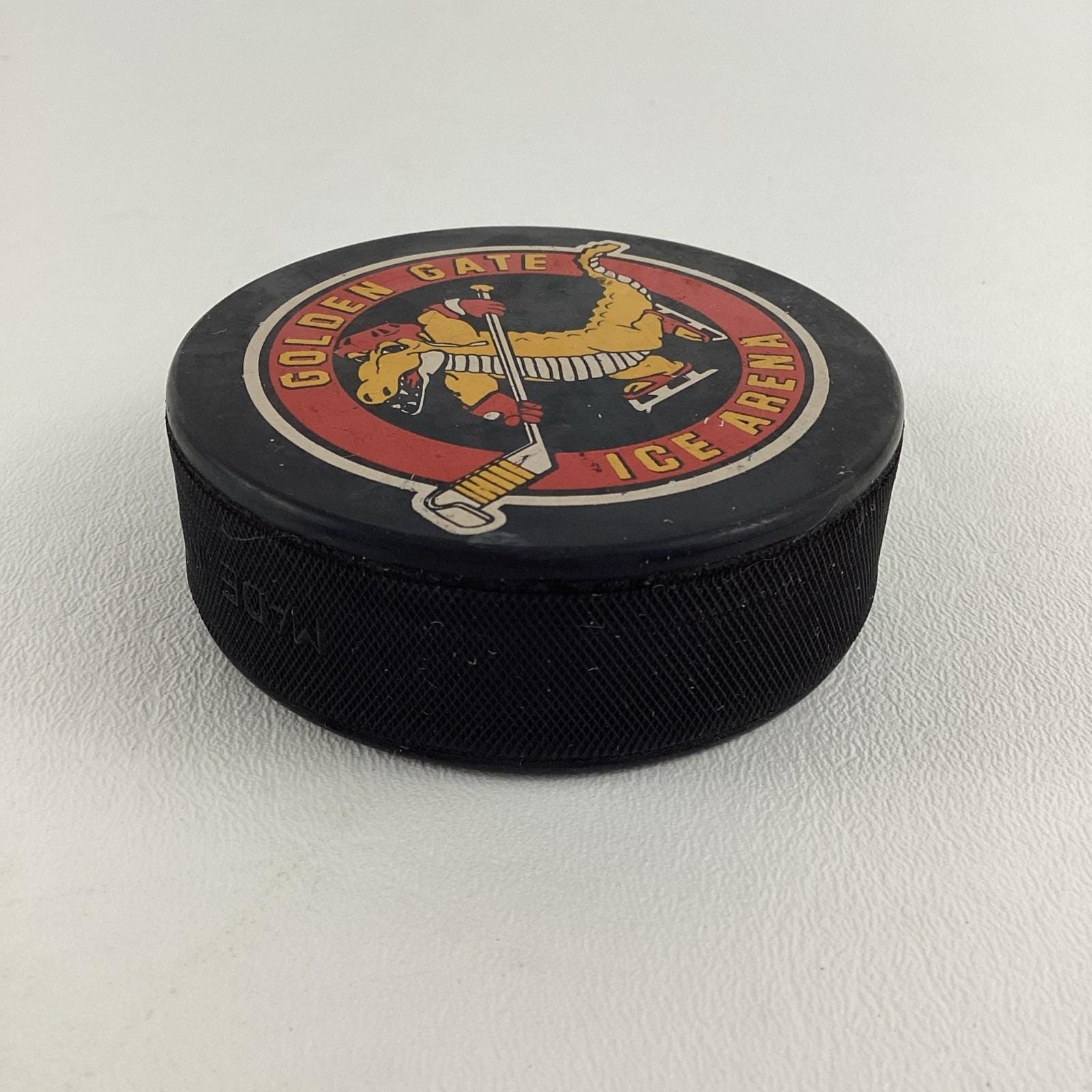 Photo libre de droit de Crosse De Hockey Sur Glace Et Puck banque d