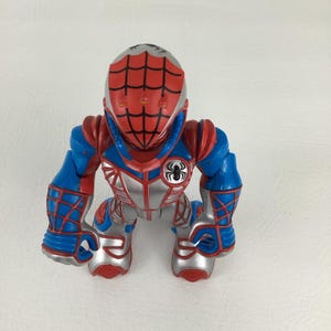 Puede incluir: Un letrero de madera r&uacute;stica con el texto "Welcome to our home" en letras blancas. El letrero presenta un acabado envejecido y un dise&ntilde;o sencillo y acogedor.