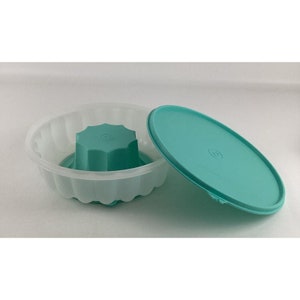 Tupperware Jel-Ring Mold Jello Storage Container Removable Center Dessert Keeper