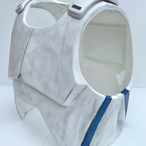 Op de afbeelding: Witte en grijze borstpantser met blauwe en zwarte accenten. Het pantser heeft schouderstukken en een gebogen ontwerp. Het borststuk is gemaakt van een hard materiaal en heeft een verweerde uitstraling.
