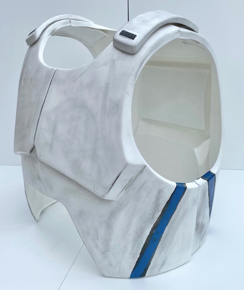 Op de afbeelding: Witte en grijze borstpantser met blauwe en zwarte accenten. Het pantser heeft schouderstukken en een gebogen ontwerp. Het borststuk is gemaakt van een hard materiaal en heeft een verweerde uitstraling.