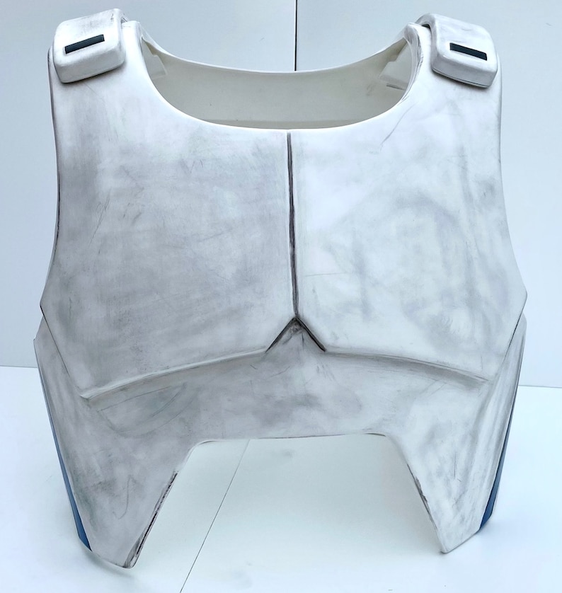 Op de afbeelding: Een wit en grijs borstpantser met een symmetrisch ontwerp. Het pantser heeft een afgeronde halslijn en hoekige onderranden. Twee zwarte rechthoekige details bevinden zich op de schouders. Voor cosplay of kostuum.