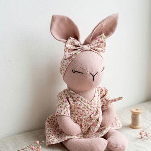 Bellehop-haas naaipatroon: doe-het-zelf knuffeldier met kleding (pdf-patroon)