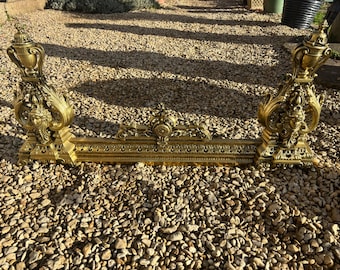 Een paar hoogwaardige messing 19e klassieke FRANSE CHENETS op VERSTELBAAR spatbord