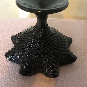 K&ouml;nnte beinhalten: Schwarzer Glassockel mit Diamantmuster. Der Sockel hat eine breite, flache Oberseite und eine ausgestellte Basis.
