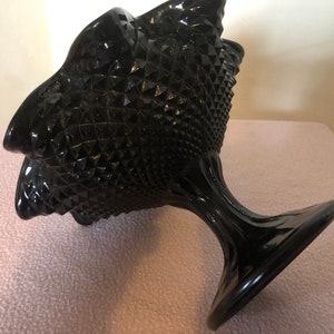 K&ouml;nnte beinhalten: Eine schwarze Glassch&uuml;ssel mit einem Sockel und einem Diamantenmuster. Die Sch&uuml;ssel ist aus schwerem Glas und hat einen Vintage-Look.