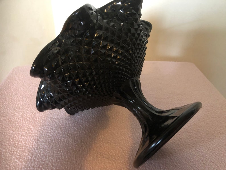 K&ouml;nnte beinhalten: Eine schwarze Glassch&uuml;ssel mit einem Sockel und einem Diamantenmuster. Die Sch&uuml;ssel ist aus schwerem Glas und hat einen Vintage-Look.