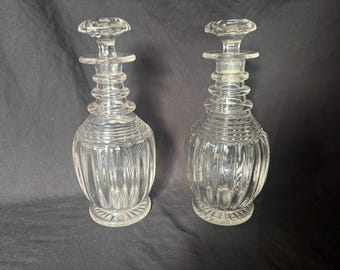 Paar Regency Circa 1810 Cut Glass Fußdekanter Pilzstopper