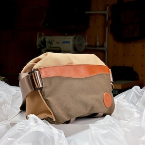 Bolso bandolera de lona, bolso de pecho compacto para viajes y uso diario.