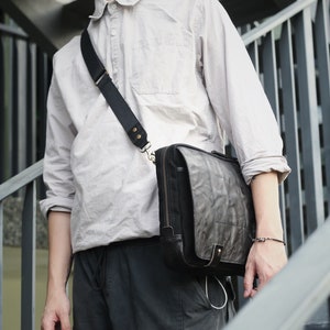 Bolso bandolera de lona para hombre, bolso para portátil de 13 pulgadas con correa, duradero e impermeable, bolso bandolera de cuero resistente, color negro.