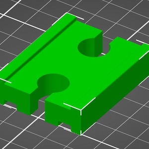Könnte beinhalten: Eine grüne Plastikbrücke mit zwei Löchern zum Verbinden mit anderen Teilen. Diese Brücke ist Teil eines Spielzeug-Zugs.
