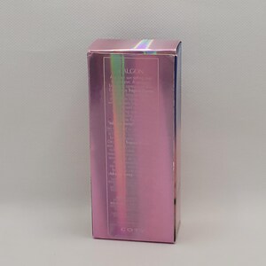 Puede incluir: Una caja rectangular rosa con detalles hologr&aacute;ficos iridiscentes. La caja tiene texto, incluido el nombre de la marca "ALGON" e informaci&oacute;n del producto. La caja est&aacute; de pie sobre un fondo blanco liso.