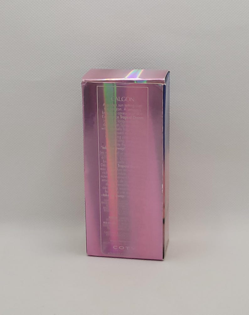 Puede incluir: Una caja rectangular rosa con detalles hologr&aacute;ficos iridiscentes. La caja tiene texto, incluido el nombre de la marca "ALGON" e informaci&oacute;n del producto. La caja est&aacute; de pie sobre un fondo blanco liso.