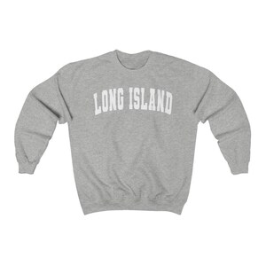 Puede incluir: Una sudadera gris con el texto "LONG ISLAND" impreso en blanco en la parte delantera.