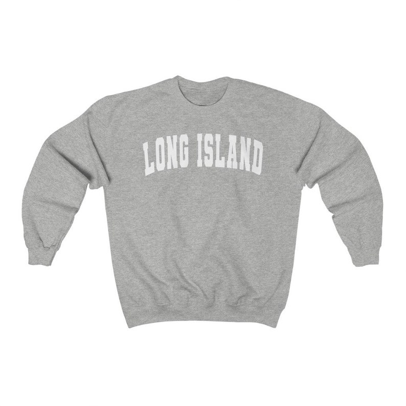 Puede incluir: Una sudadera gris con el texto "LONG ISLAND" impreso en blanco en la parte delantera.