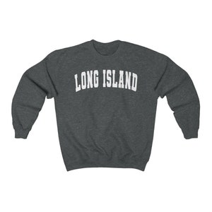 Puede incluir: Una sudadera gris oscura con el texto "LONG ISLAND" en blanco, en letras arqueadas.