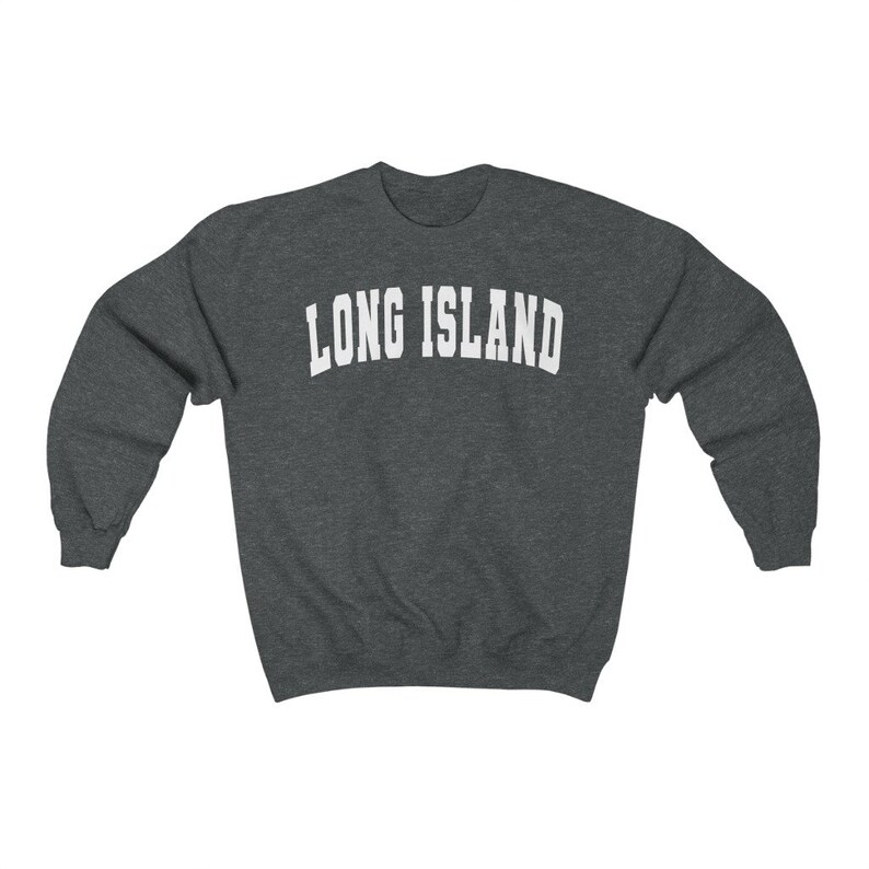 Puede incluir: Una sudadera gris oscura con el texto "LONG ISLAND" en blanco, en letras arqueadas.