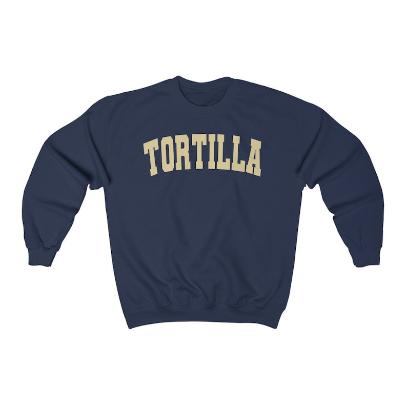 Puede incluir: Una sudadera azul marino con la palabra "TORTILLA" impresa en color crema en el pecho.