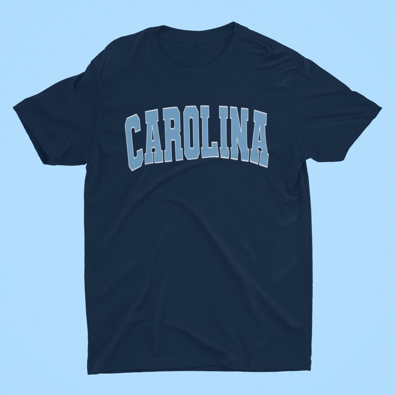 Peut inclure: Un t-shirt bleu marine avec le mot "CAROLINA" imprim&eacute; en bleu clair sur le devant.